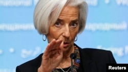 La directora del FMI, Christine Lagarde, aseguró que se deben continuar con medidas que permitan un sólido crecimiento de la economía mundial, y evitar la inflación.
