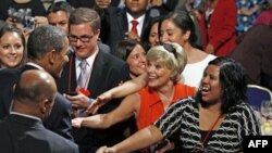 Tổng thống Obama bắt tay những người tham dự sau buổi nói chuyện tại tổ chức La Raza