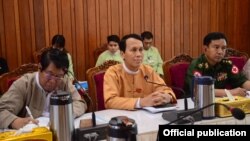 ရန္ကုန္တိုင္းဝန္ႀကီးခ်ဳပ္ေဟာင္း ဦးၿဖိဳးမင္းသိန္း (လယ္)