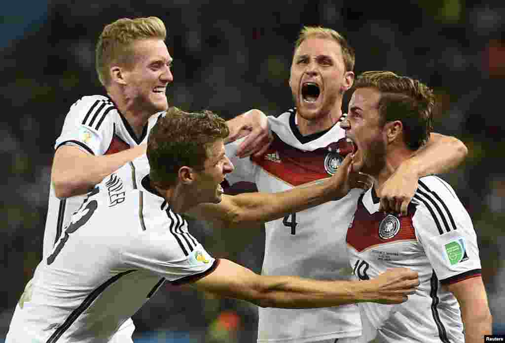 Germany&#39;s Mario Goetze celebrates his goal against Argentina with teammates (L-R) Andre Schuerrle ,Thomas Mueller and Benedikt Hoewedes during extra time in their 2014 World Cup final at Maracana stadium in Rio de Janeiro, Brazil, July 13, 2014.