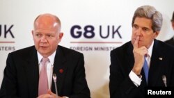 El ministro de Relaciones Exteriores de Gran Bretaña, William Hague (izquierda) y el secretario de Estado, John Kerry, durante una conferencia de prensa del G8 en Londres.