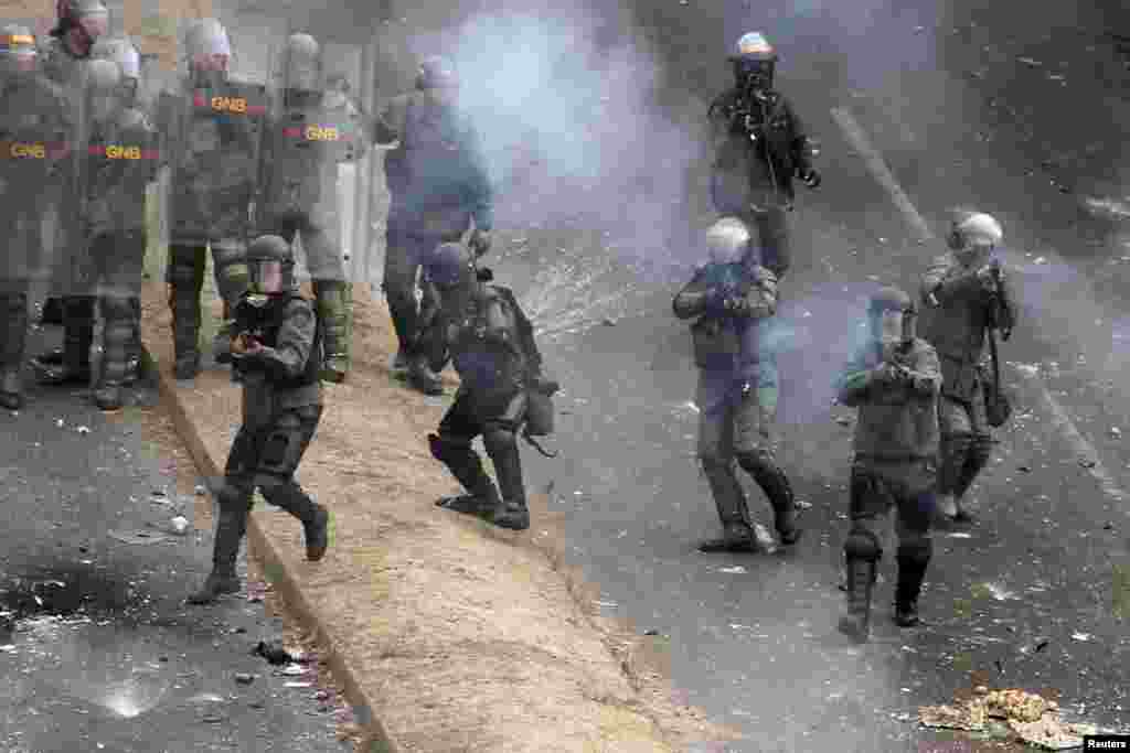 Anggota Tentara Nasional menembaki demonstran dalam sebuah protes melawan pemerintahan Presiden Nicolas Maduro di San Cristobal, sekitar 660 km barat daya ibukota Caracas (27/2). 