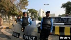 Policemen keep guard outside the Supreme Court building during the hearing of cases regarding the "Panama Papers" leak, in Islamabad, Pakistan, Nov. 1, 2016.