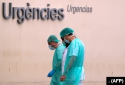 Health workers go bak to work after after a break at La Fe hospital on March 25, 2020, in Valencia.