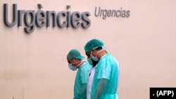 2020年3月25日，西班牙巴倫西亞拉菲（La Fe）醫院，醫務人員在休息後回到工作崗位。