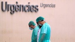 2020年3月25日，西班牙巴伦西亚拉菲（La Fe）医院，医务人员在休息后回到工作岗位
