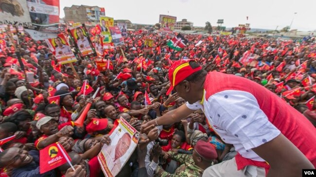 Rais Uhuru Kenyatta ambaye anagombea urais kwa muhula wa pili alifanya mkutano wa mwisho wa kampeni siku ya Jumamosi kwenye uwanja wa Afraha Stadium, kaunti ya Nakuru. Aliongoza maombi na kuwataka Wakenya kupiga kura kwa amani.