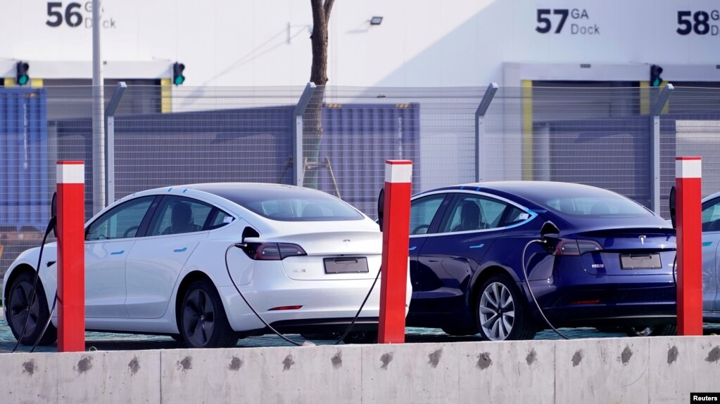 在中国的特斯拉上海厂里生产的特斯拉Model 3型电动汽车。（2019年12月2日）