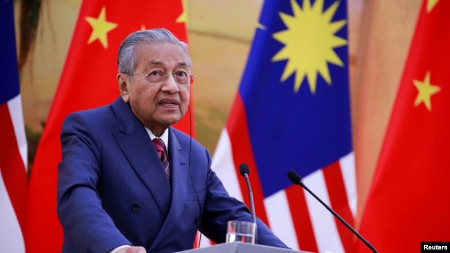马来西亚总理马哈蒂尔在北京人大会堂的记者会上讲话。（2018年8月20日）