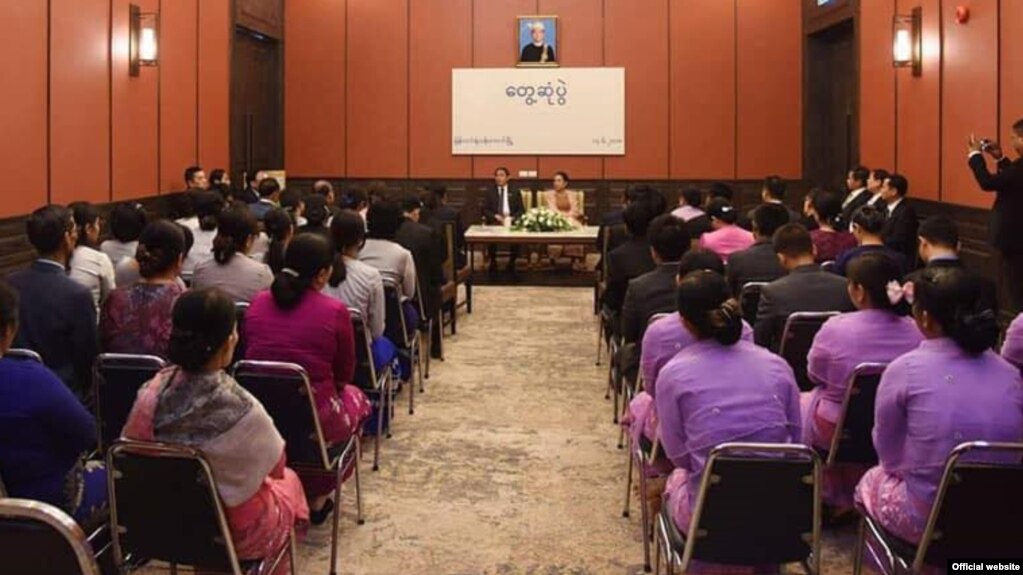 သမၼတဦးဝင္းျမင့္ႏွင့္ဇနီးေဒၚခ်ဳိခ်ဳိတို႔ ထိုင္းႏုိင္ငံ၊ ျမန္မာသံ႐ံုးတြင္ သံ႐ံုးအမႈထမ္းမ်ား၊
