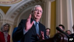 El líder republicano en el Senado, Mitch McConnell, habla en conferencia de prensa en el Capitolio en Washington, el 14 de febrero de 2023.