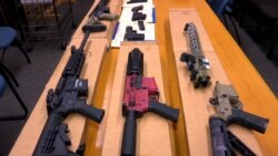 ARHIVA - Zaplenjeno oružje bez serijskog broja u policiji San Franciska (Foto: AP)