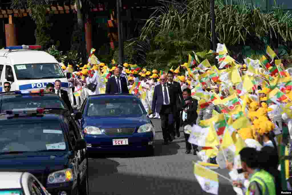 Iring-iringan kendaraan Paus Fransiskus meninggalkan Bandara Internasional Yangon, Myanmar, 27 November 2017.&nbsp;