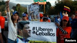 Patricia de Ceballos, izquierda, pide la libertad de su esposo y exalcalde, Daniel Ceballos. Patricia fue elegida posteriormente para sustituir a su esposo en la alcaldía de San Cristóbal.