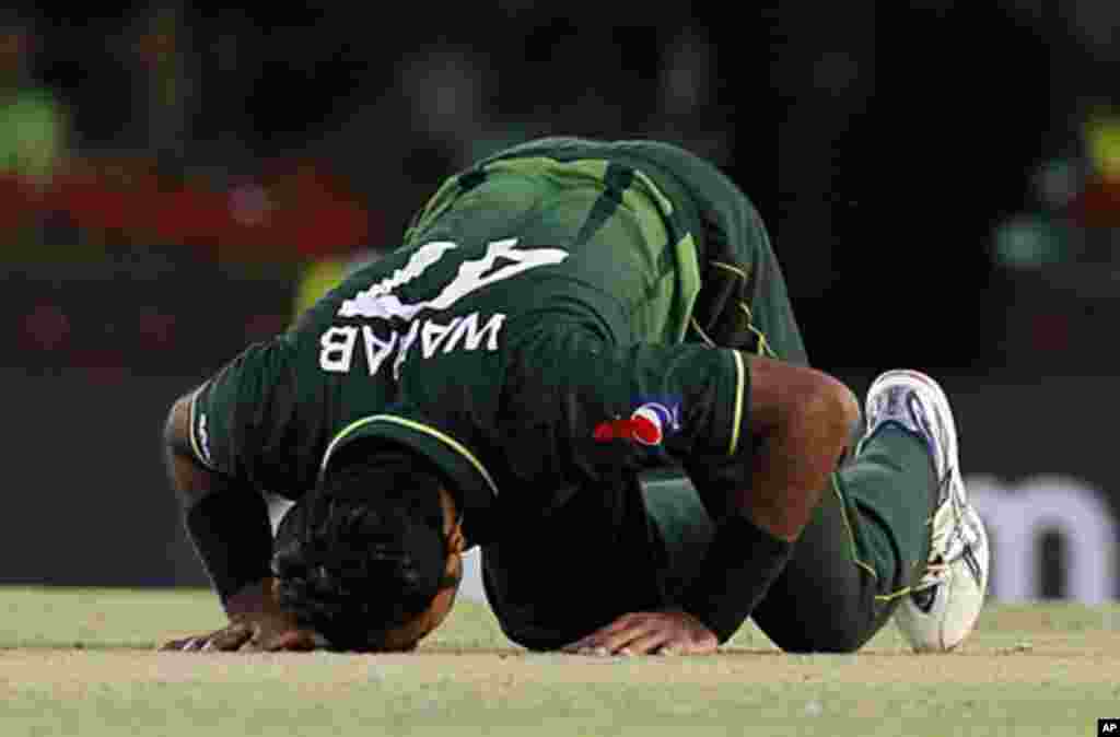 Pakistan's Wahab Riaz bows down on the ground after taking the wicket of India's Zaheer Khan, March 30, 2011.