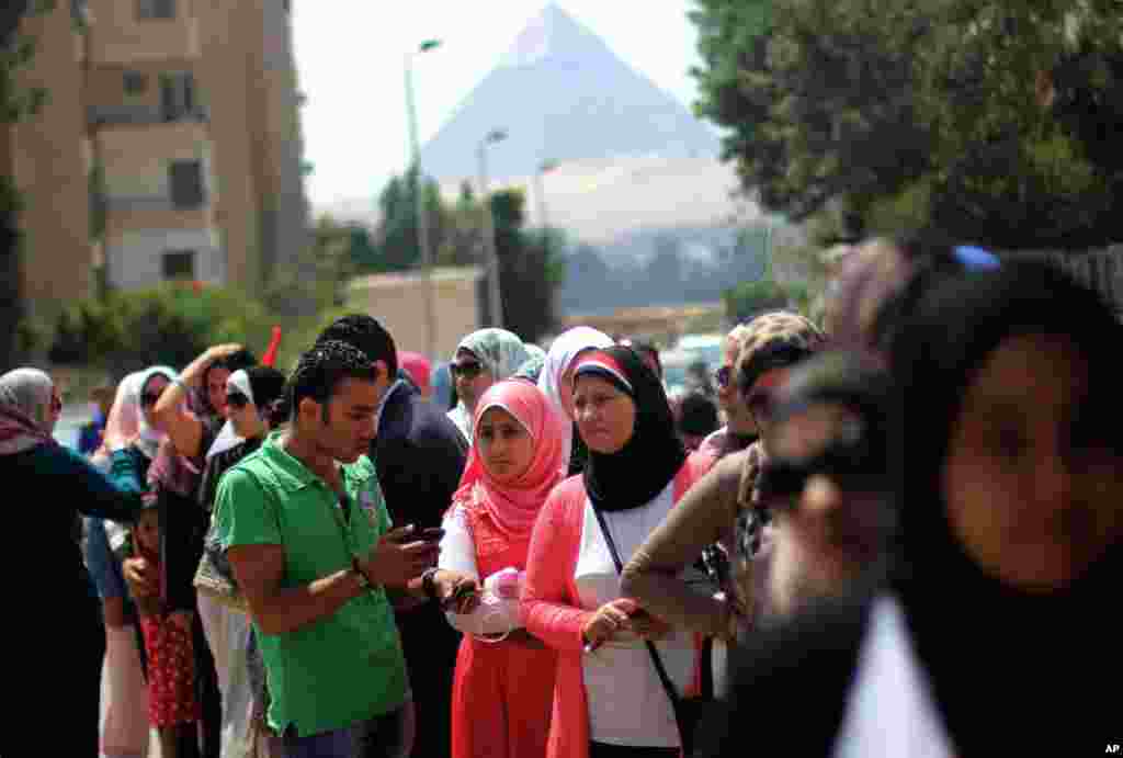 Giza shahridagi saylov uchastkasida fuqarolar ovoz berish uchun navbatda turibdi, 26-may, 2014-yil.