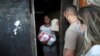 Daniele de Fátima, en su casa en la favela de Ciudad de Dios, donde recibe comida de los miembros del Institute do Açao, que se organizó en el Santuario de Nossa Senhora de Fatima, en medio de la pandemia, en Río de Janeiro, el 24 de junio, 2021