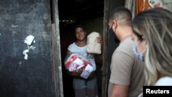 Daniele de Fátima, en su casa en la favela de Ciudad de Dios, donde recibe comida de los miembros del Institute do Açao, que se organizó en el Santuario de Nossa Senhora de Fatima, en medio de la pandemia, en Río de Janeiro, el 24 de junio, 2021