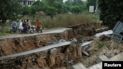 Jalanan yang rusak akibat gempa bumi yang mengguncang kawasan Mirpur, Pakistan, 25 September 2019. 