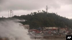 Topan Vongfong memicu gelombang kuat yang menghancurkan rumah-rumah di sepanjang garis pantai kota Catbalogan, provinsi Samar Barat, Filipina timur, Kamis, 14 Mei 2020. (Foto: dok).
