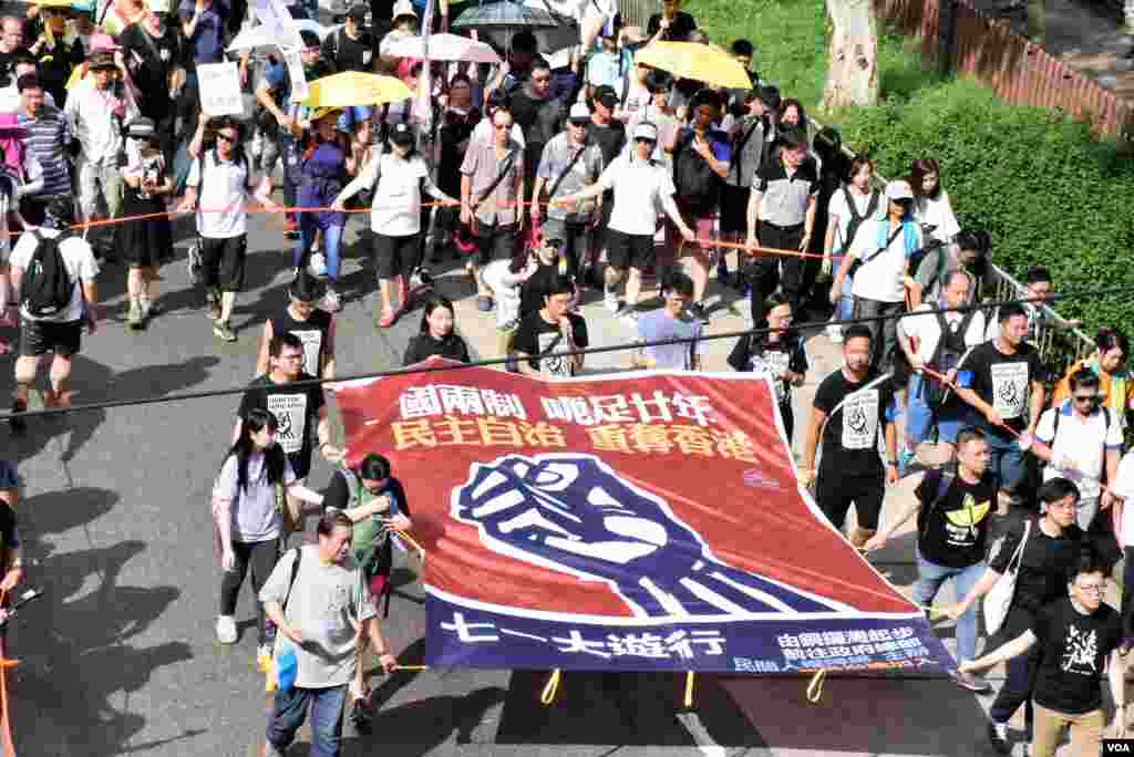 香港7月1日大游行。民间团体人权阵线说有超过6万人参加，警方说有1万4500人 (美国之音特約記者湯惠芸拍攝)。