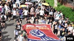 香港民間人權陣線宣佈超過6萬人參與今年7-1大遊行 (美國之音特約記者 湯惠芸拍攝)