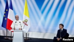 Папа Римський Лев XIV та президент Франції Еммануель Макрон під час зустрічі "До коріння Європи заради миру та єдності", Мец, Франція, 28 вересня 2026. REUTERS/Remo Casilli