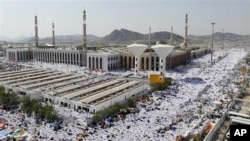 Muslim pilgrims pray outside Namira mosque in Arafat near Mecca, Saudi Arabia, 15 Nov 2010