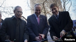 New York Belediye Başkanı Michael Bloomberg ve New York Senatörü Chuck Schumer sembolik olarak makasla kurdele yerine keskiyle kablo kesiyor