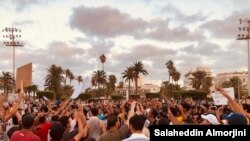 Crowds grew larger in early evening in Tripoli, Libya, Aug. 23, 2020. (Salaheddin Almorjini/VOA)