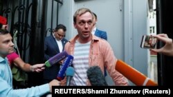 Jurnalis Rusia Ivan Golunov (tengah), dibebaskan dari tahanan rumah setelah polisi membatalkan semua dakwaan terhadapnya, di Moskow (11/6).