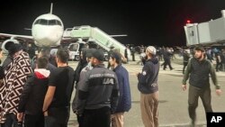 Ljudi uzvikuju antisemitske slogane na aerodromu u Mahačkali, Rusija, 30. oktobar 2023.