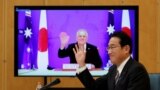 Perdana Menteri Jepang Fumio Kishida (kanan) dan Perdana Menteri Australia Scott Morrison menghadiri upacara penandatanganan perjanjian bilateral di kediaman resmi Kishida di Tokyo, Jepang 6 Januari 2022. (Foto: REUTERS/Issei Kato)