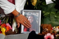 Una mujer toca una foto en un sitio conmemorativo de las víctimas del tiroteo en las afueras de la mezquita de Al Noor en Christchurch, Nueva Zelanda, el 19 de marzo de 2019.