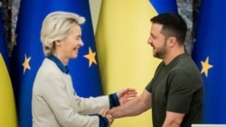 Ursula von der Leyen, predsjednica Evropske komisije, rukuje se s ukrajinskim predsjednikom Volodymyrom Zelenskyyjem, nakon zajedničke konferencije za novinare u Kijevu, Ukrajina, 20. septembra 2024.