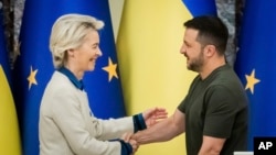 FILE - Ursula von der Leyen, left, President of the European Commission, shakes hands with Ukrainian President Volodymyr Zelenskyy, following a joint press conference in Kyiv, Ukraine, Sept. 20, 2024. 