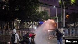 Manifestantes se enfrentan a la policía en Barranquilla, Colombia, el 12 de mayo, tras varios días de protestas por reclamos sociales y de derechos humanos.