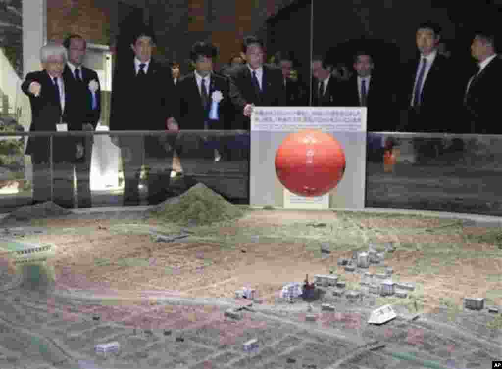 Perdana Menteri Shinzo Abe (ketiga dari kiri) melihat-lihat diorama di Hiroshima Peace Memorial Museum (6/8).&nbsp;(AP/Shizuo Kambayashi)