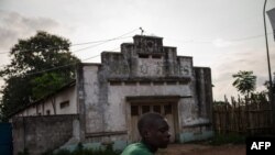 Un homme sur la route principale de Libenge, un petit village sur les rives de la rivière Ubangi, RDC, 22 juin 2015. 