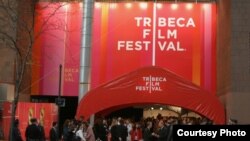 Para pengunjung berdiri di atas karpet merah pada upacara pembukaan Festival Film Tribeca, New York. (Courtesy: Tribeca Film Festival)