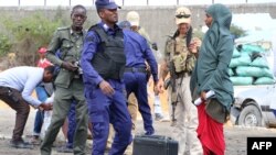 La police somalienne et d'autres agents de sécurité enquêtent sur les lieux d'un attentat suicide à la bombe dans la capitale, Mogadiscio, le 1er octobre 2018.(Archives)