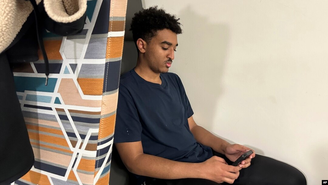 Mikael Makonnen, de 18 años, estudiante de la American University, posa para una foto en Washington, D.C, el 2 de marzo del 2024.