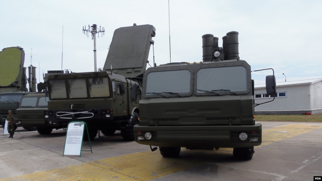 2014年莫斯科武器展中展出的S-400防空导弹和相应雷达系统。