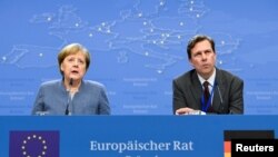 Канцлер Германии Ангела Меркель и пресс-секретарь германского правительства Штеффен Зайберт (архивное фото) 