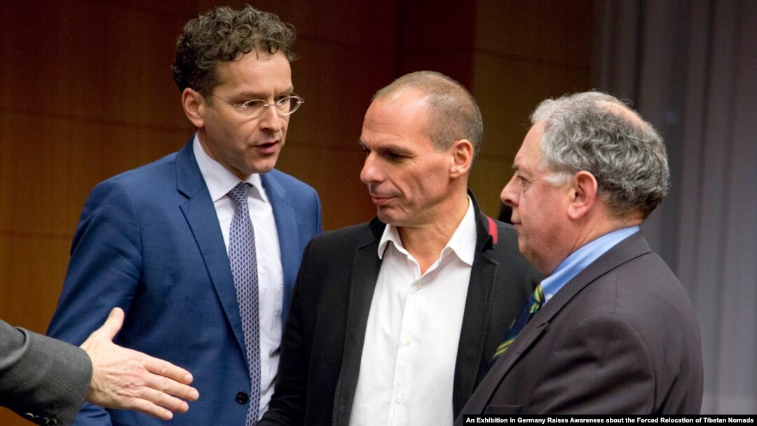 Bộ trưởng Tài chính Hà Lan Jeroen Dijsselbloem (trái), Bộ trưởng Tài chính Hy Lạp Yanis Varoufakis (giữa) tại cuộc thảo luận bàn tròn ở Brussels, 20/2/15
