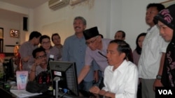 Capres Joko Widodo memeriksa pusat rekapitulasi suara Jokowi-JK untuk Jawa Timur, di kantor DPD PDI Perjuangan Jawa Timur, Senin, 14 Juli 2014 (Foto: VOA/Petrus Riski).