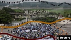 한국의 개성공단 기업 관계자와 근로자들이 7일 파주 임진각에서 공단 정상화를 촉구하는 시위를 벌이고 있다. 임진각 개성공단 안내판 너머로 바라본 모습.