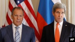 Menlu AS John Kerry dan Menlu Rusia Sergey Lavrov, dalam pertemuan di Paris, 5 Juni 2014 (Foto: dok). 