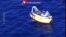 Policía italiana arrestaron al capitan y a un tripulante del barco cargado con migrantes que naufragó en la costa de Italia. 