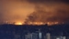 Asap mengepul dari wilayah pinggiran selatan Beirut menyusul serangan ke area dekat Bandara Internasional Beirut-Rafic Hariri di Lebanon, pada 4 Oktober 2024. (Foto: Reuters/Amr Abdallah Dalsh)